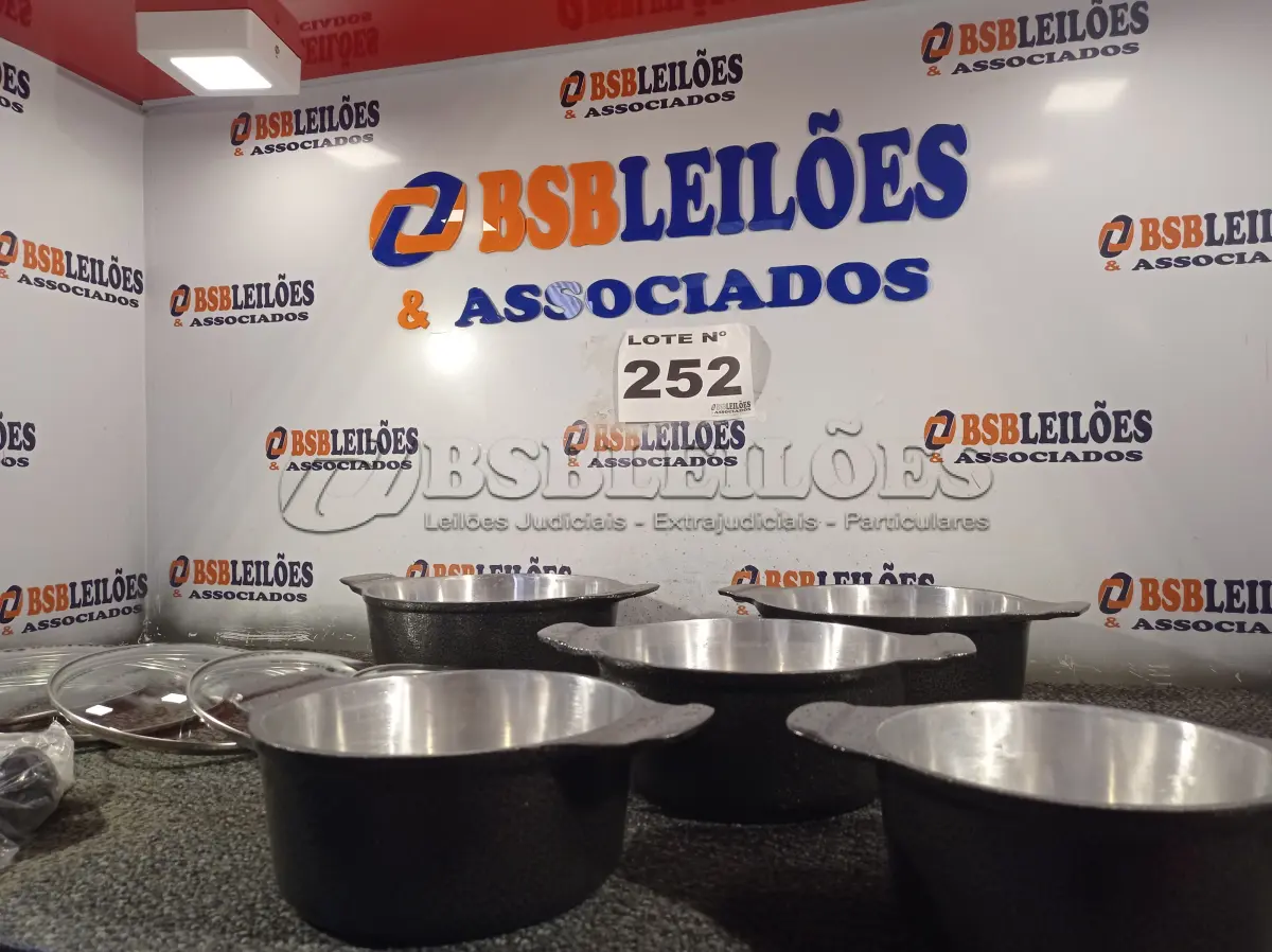 LOTE 252 - 01 - JOGO DE PANELAS EM ALUMÍNIO BATIDO GROSSO 5 PEÇAS COM TAMPA DE VIDRO (NO ESTADO, NÃO SABEMOS SE FUNCIONA. LEILÃO NÃO TEM GARANTIA E NEM DEVOLUÇÃO, SUJEITO A POSSÍVEIS AVARIAS VISÍVEIS/OCULTAS E/OU AUSÊNCIA DE COMPONENTES)