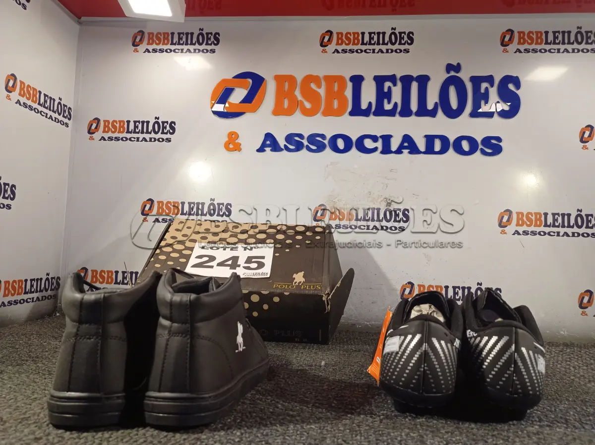 LOTE 245 - 02 – PARES DE CALÇADOS MASCULINOS Nº 40 (NO ESTADO, NÃO SABEMOS SE FUNCIONA. LEILÃO NÃO TEM GARANTIA E NEM DEVOLUÇÃO, SUJEITO A POSSÍVEIS AVARIAS VISÍVEIS/OCULTAS E/OU AUSÊNCIA DE COMPONENTES)