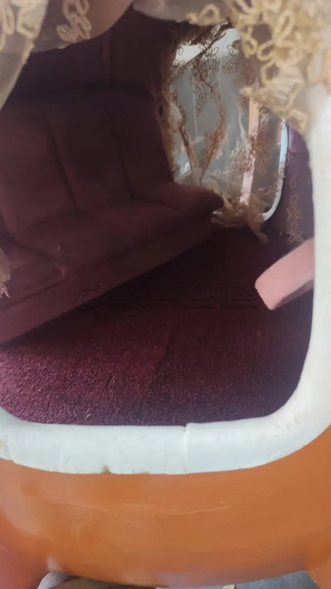 LOTE 056 - ANTIGA E RARA CARRUAGEM, ABÓBORA GRANDE CINDERELA DÉCADA DE 80 EM MADEIRA COM CORTINAS MUITO BEM CONSERVADA (NO ESTADO)