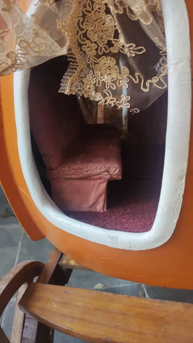 LOTE 056 - ANTIGA E RARA CARRUAGEM, ABÓBORA GRANDE CINDERELA DÉCADA DE 80 EM MADEIRA COM CORTINAS MUITO BEM CONSERVADA (NO ESTADO)