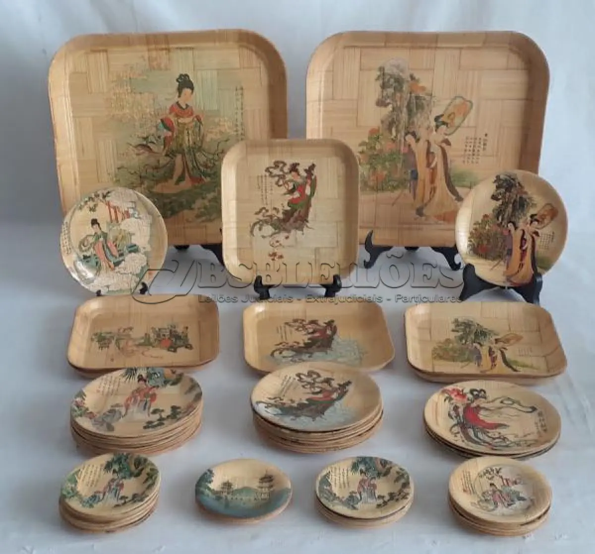 LOTE 077 - LINDO CONJUNTO ORIENTAL EM PALHA TRANÇADA E RESINADA SÃO 23 PORTA COPOS (DIAM. 11CM) 26 PRATINHOS (DIAM. 16CM), 5 PRATOS QUADRADOS (20 X 20CM) E 2 BANDEJAS RETANGULARES (35 X 30CM). TOTAL 56 PEÇAS.(NO ESTADO)