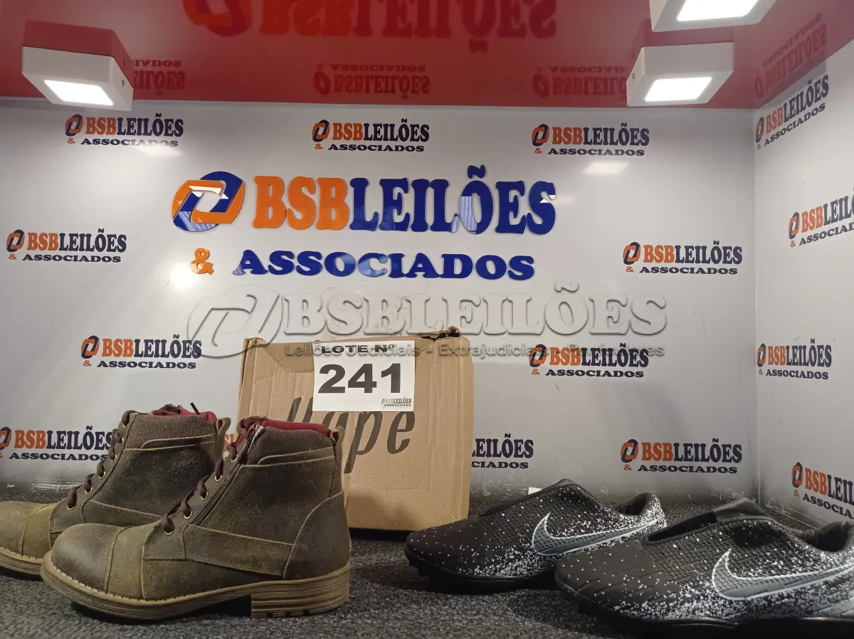 LOTE 241 - 02 – PARES DE CALÇADOS MASCULINOS Nº 41 (NO ESTADO, NÃO SABEMOS SE FUNCIONA. LEILÃO NÃO TEM GARANTIA E NEM DEVOLUÇÃO, SUJEITO A POSSÍVEIS AVARIAS VISÍVEIS/OCULTAS E/OU AUSÊNCIA DE COMPONENTES)