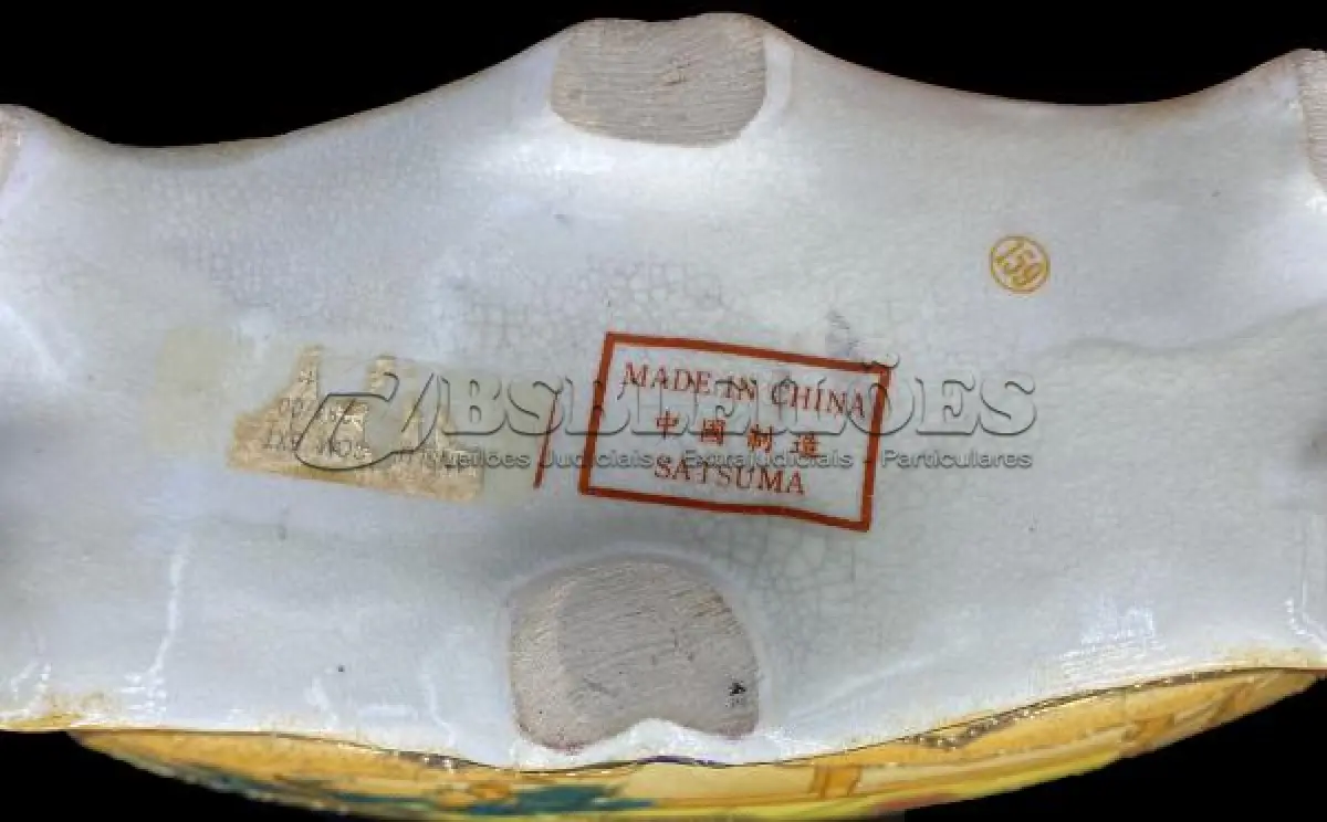 LOTE 057 - ANTIGA ANFORA DE PORCELANA IMPORTADA ORIENTAL 29 /8,5/ 33 CM DE ALTURA. (NO ESTADO)