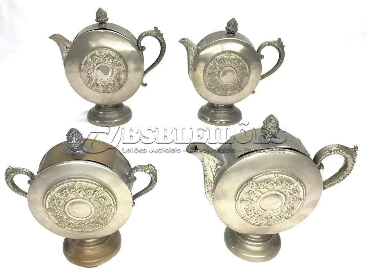 LOTE 175 - RARO JOGO DE CHÁ E CAFÉ EM METAL, REDONDO, COM DECORAÇÃO EM ALTO RELEVO, SENDO DOIS BOWLS (23 X 23 E 21 X 23 CM), LEITEIRA (18,5 X 20 CM) E AÇUCAREIRO (17,5 X 17 CM - MOSSA). (NO ESTADO)
