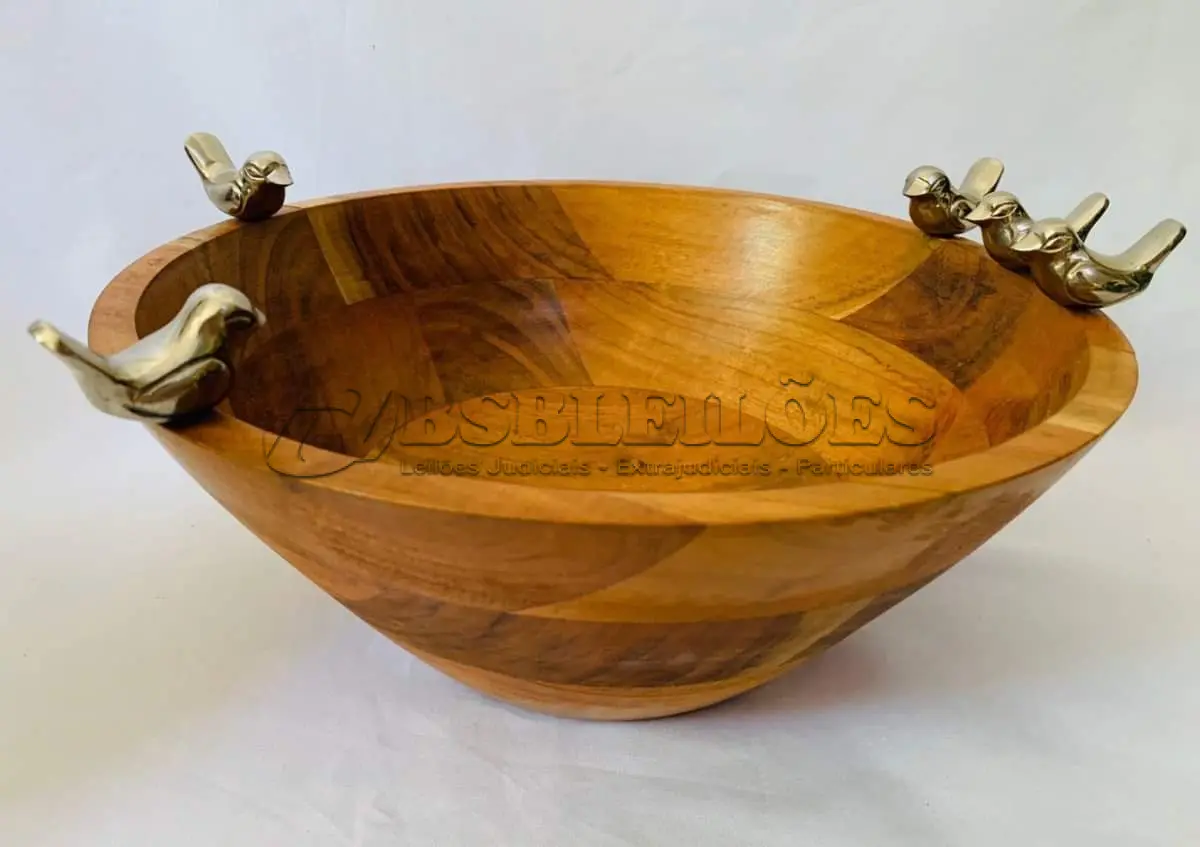 LOTE 126 - CENTRO DE MESA EM MADEIRA  COM PÁSSAROS EM METAL. MED. 12X30 CM. (NO ESTADO)