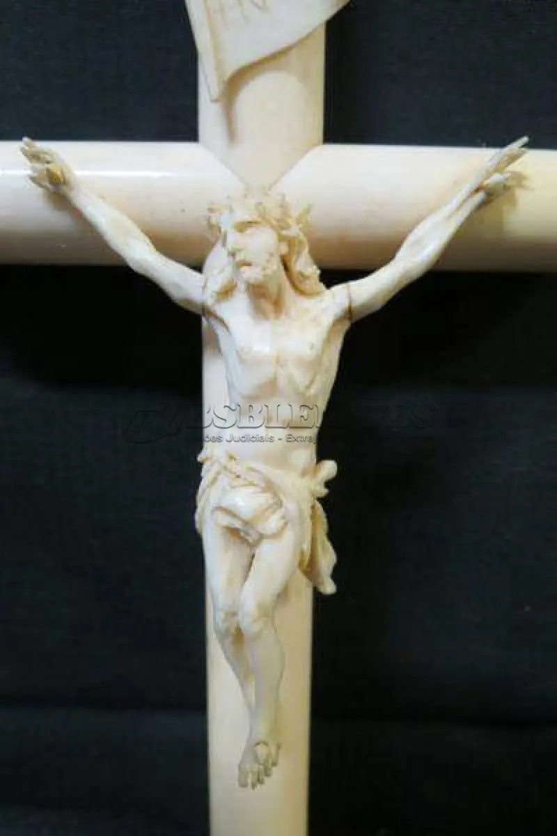 LOTE 147 - RARÍSSIMO CRUCIFIXO ÚNICO NO BRASIL EM MARFIM IMAGEM SACRA IMPORTADO DA EUROPA, ESCULPIDA EM MARFIM, CRUCIFIXO MED:33 X 19 CENTÍMETROS. (NO ESTADO)