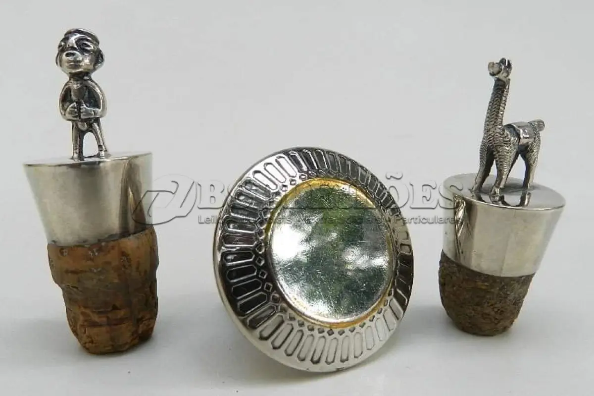 LOTE 108 - TAMPAS DE GARRAFA DE PRATA DE LEI 925, PERU E UMA TAMPA REDONDA DE METAL PRATEADO. (NO ESTADO)