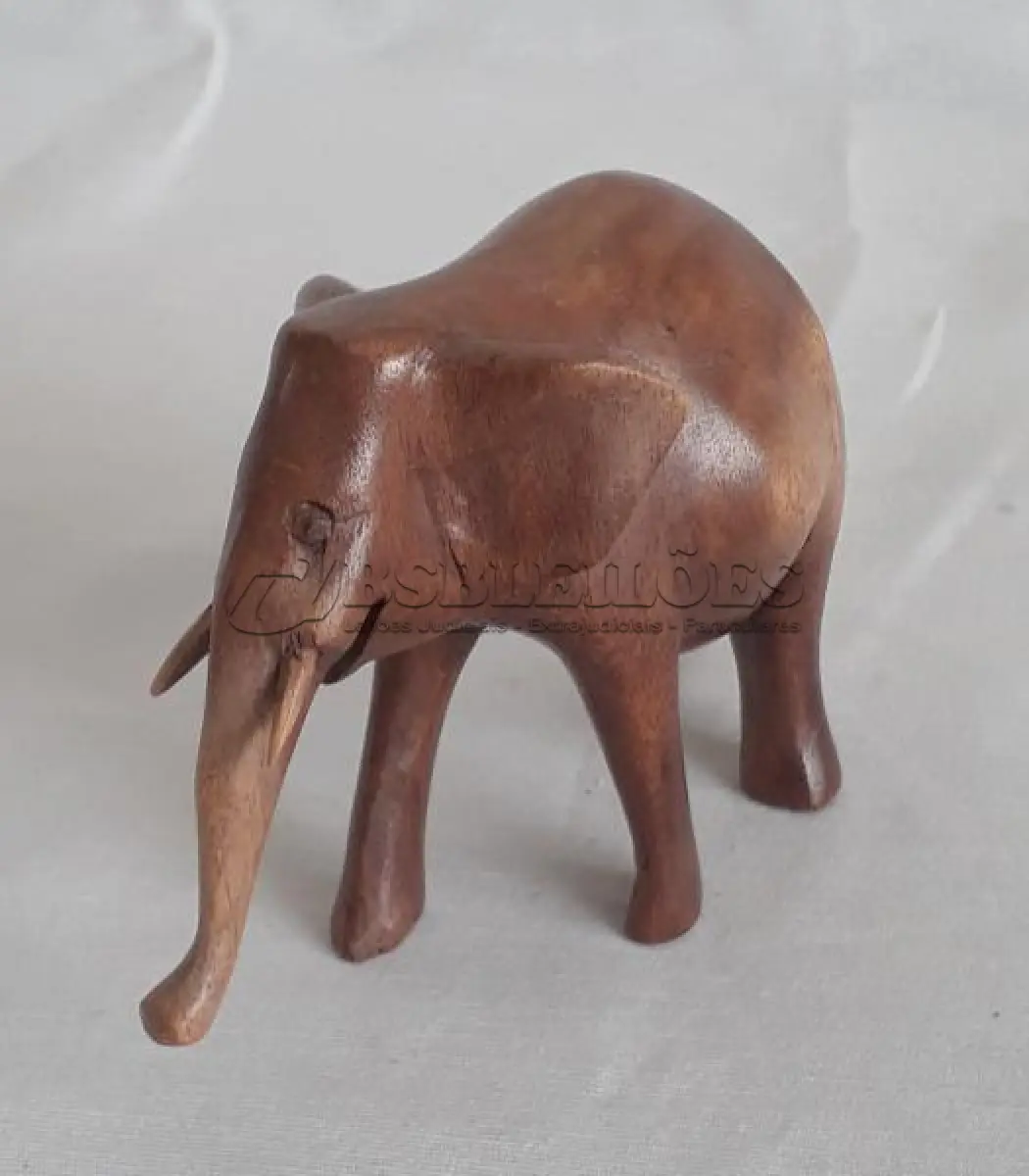 LOTE 076 - DUAS ESCULTURAS DE MADEIRA ELEFANTES. 20 E 10 CM.(NO ESTADO)