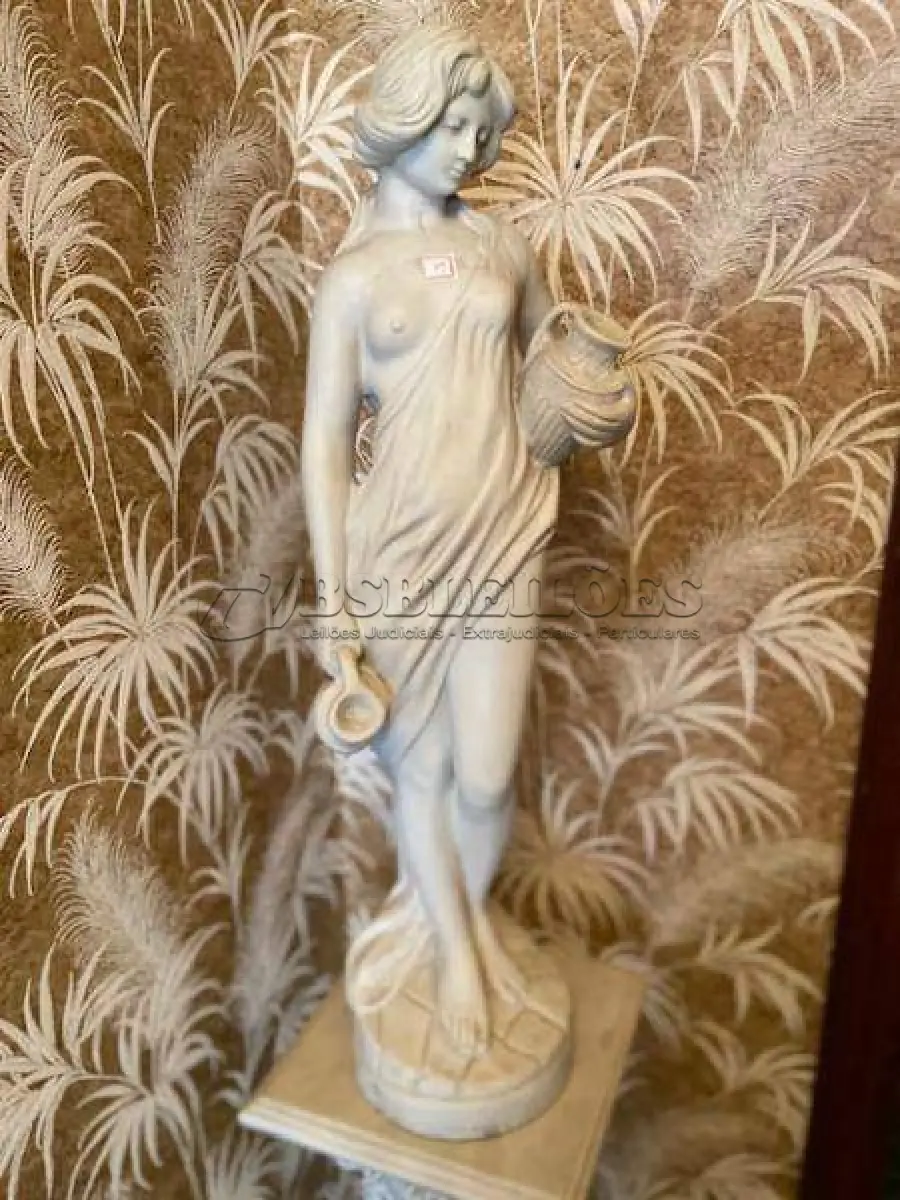 LOTE 093 - BELA ESCULTURA FEMININA EM PÓ DE MÁRMORE, AVALIADA EM 5 MIL REAIS COM BASE RICOS DETALHES. 1,52M TOTAL.  ESCULTURA: 76CM , BASE: 76CM (NO ESTADO)