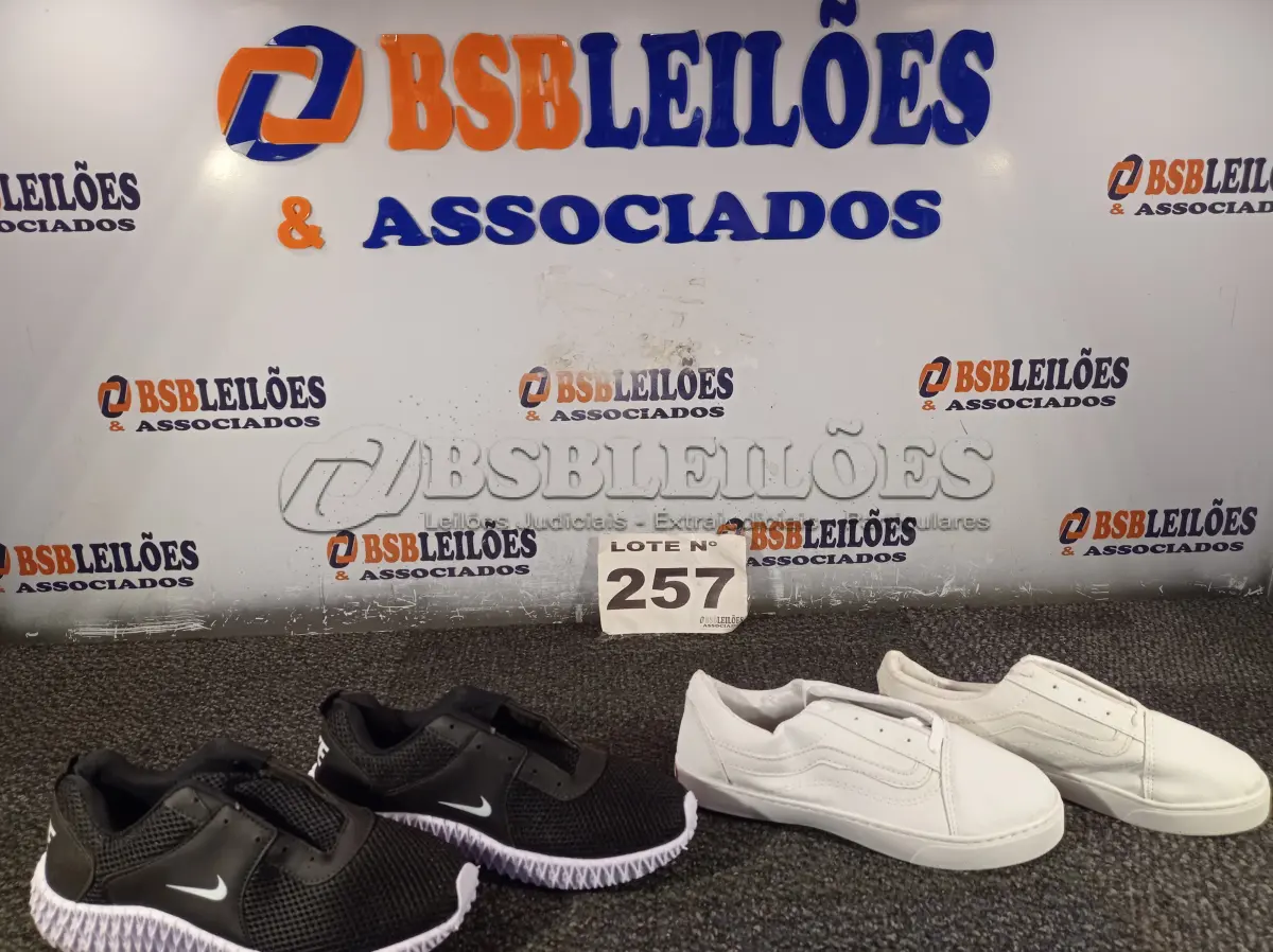 LOTE 257 - 02 – PARES DE CALÇADOS MASCULINO Nº 38 (NO ESTADO, NÃO SABEMOS SE FUNCIONA. LEILÃO NÃO TEM GARANTIA E NEM DEVOLUÇÃO, SUJEITO A POSSÍVEIS AVARIAS VISÍVEIS/OCULTAS E/OU AUSÊNCIA DE COMPONENTES)