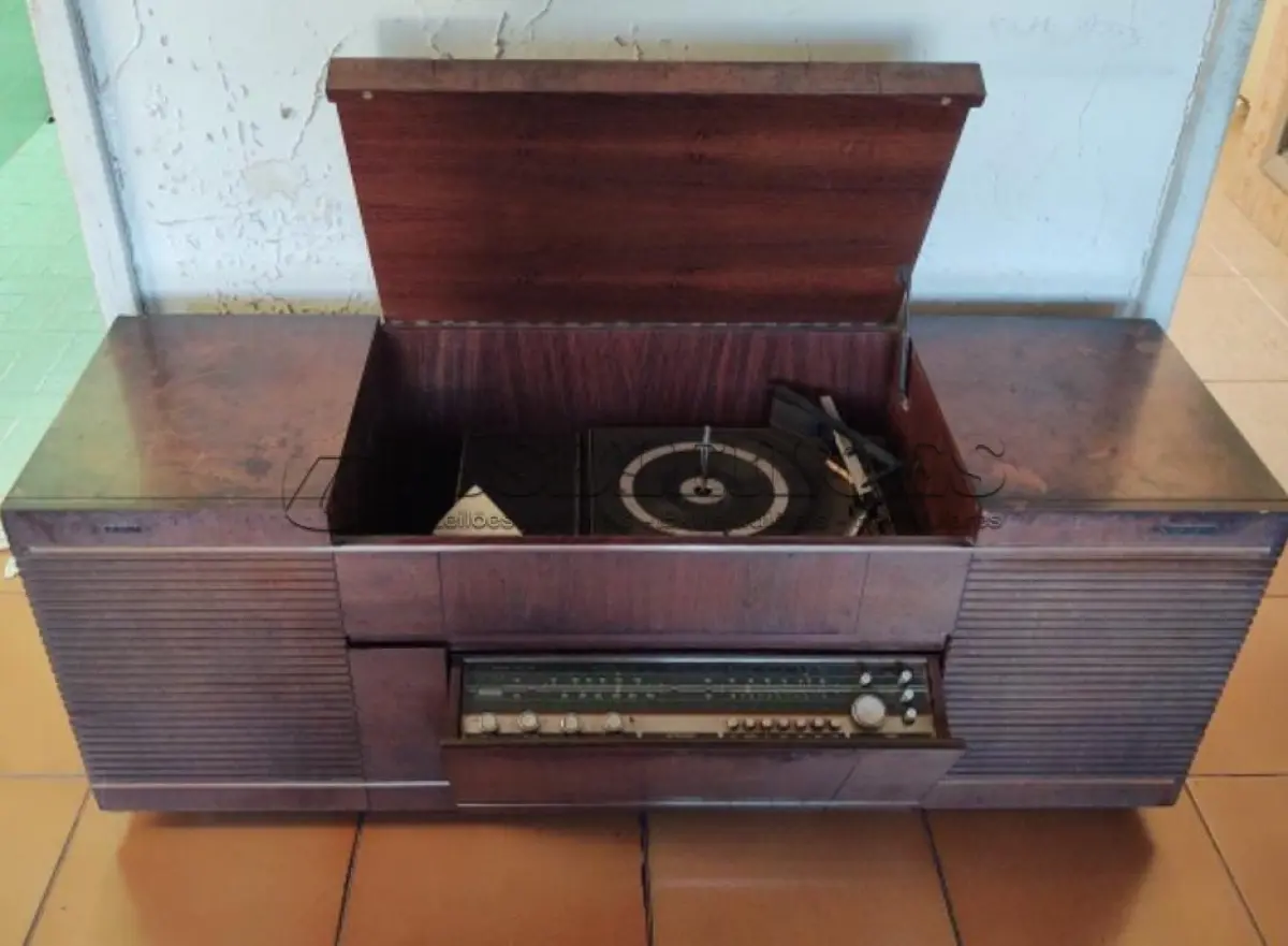 LOTE 323 - ANTIGA PHILIPS DOS ANOS 60- EM MADEIRA NOBRE AGENDADA, SEGUNDO A DONA FUNCIONANDO ATÉ 2 ANOS ATRÁS DEPOIS FOI GUARDADO EDTA LIGANDO (NO ESTADO)