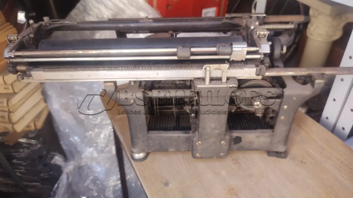 LOTE 369 - MÁQUINA DE ESCREVER ANTIGA DÉCADA DE 70 (NO ESTADO)