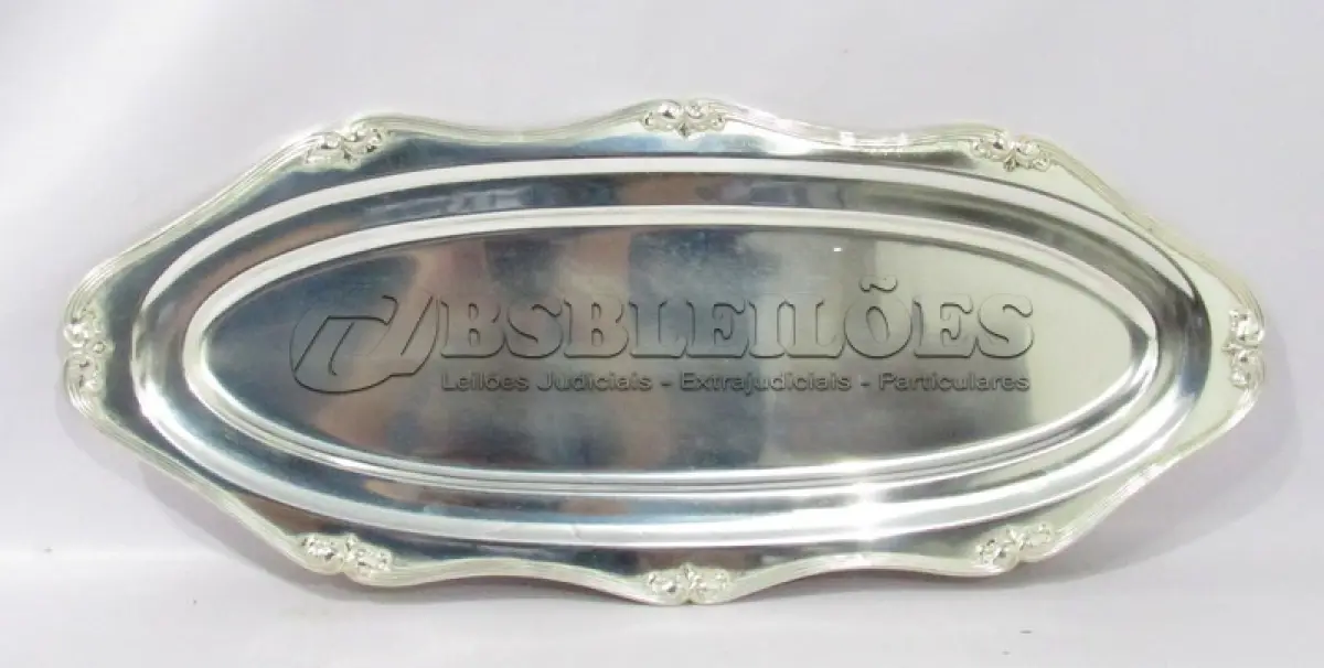 LOTE 217 - TRAVESSA EM METAL ESPESSURADO A PRATA, 64CM X 26CM (NO ESTADO)