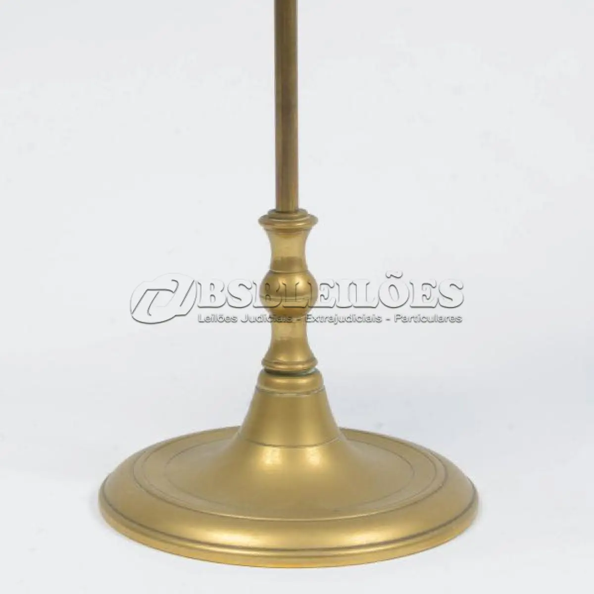 LOTE 294 - RARA LAMPARINA DE MESA EM METAL AMARELO COM PARA VENTO E APAGADOR. ALT 37 CM.(NO ESTADO)