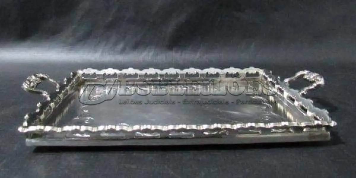 LOTE 290 - DOIS COPOS EM CRISTAL TRANSLÚCIDO COM SUPORTE DE METAL PRATEADO UMA (1) BANDEJA EM FORMATO RETANGULAR CONFECCIONADO EM METAL ESPESSURADO A PRATA 26,4 CM DE COMPRIMENTO (NO ESTADO)
