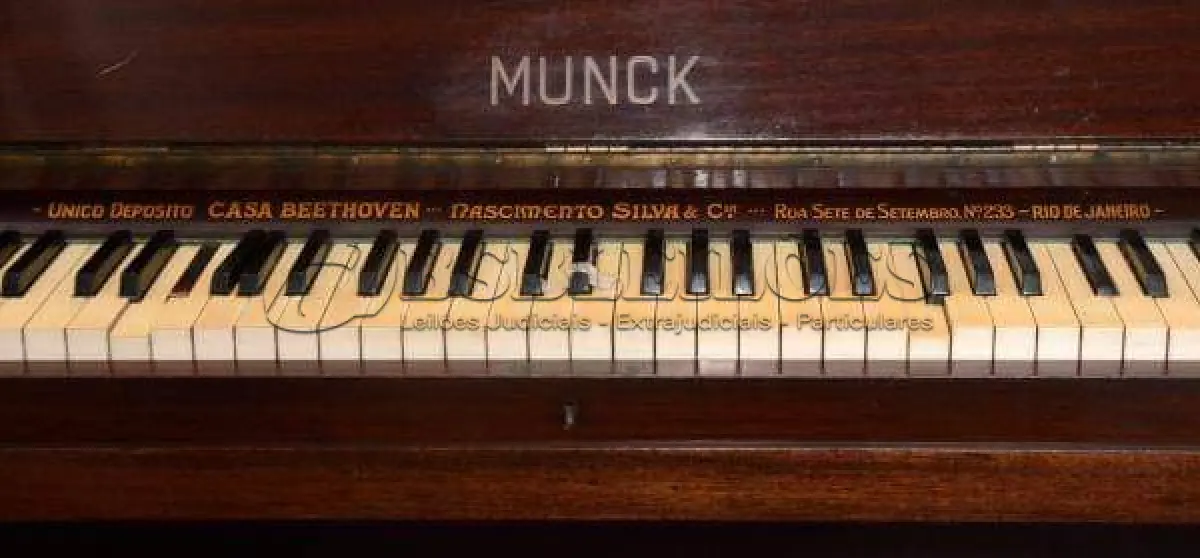 LOTE 228 - PIANO ANTIGO 145 X 60 X 136 CM. SEM A BANQUETA, PIANO EM ÓTIMO ESTADO DE CONSERVAÇÃO, (NO ESTADO)