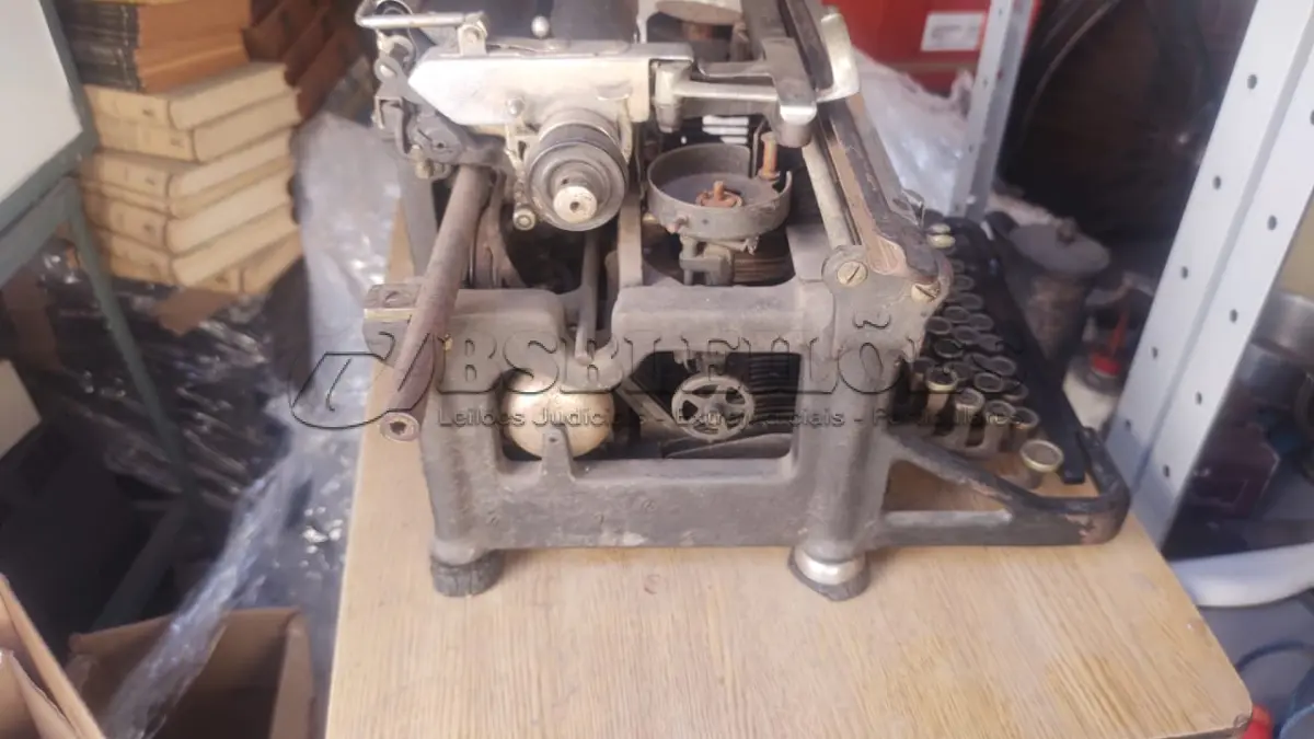 LOTE 369 - MÁQUINA DE ESCREVER ANTIGA DÉCADA DE 70 (NO ESTADO)