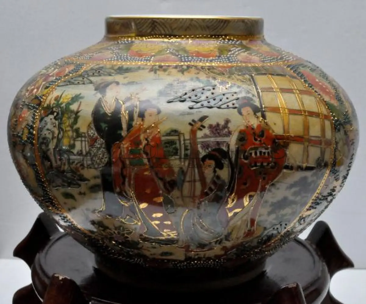 LOTE 284 - RARÍSSIMO VASO IMPORTADO EM FAIANCA CHINESA. ACOMPANHA BASE EM MADEIRA CLARA. ALT DO VASO: 17 CM. ALT DA BASE: 15,5 CM. MARCA NO FUNDO. (NO ESTADO)