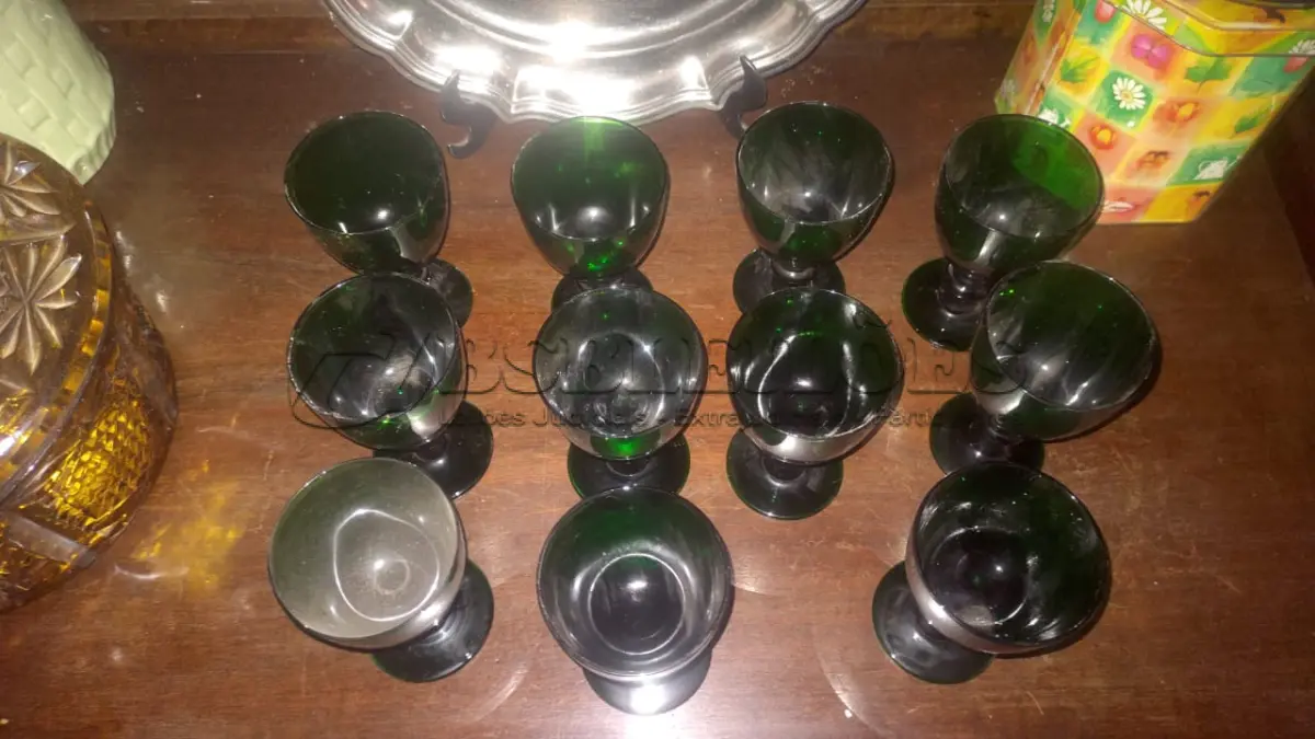LOTE 335 - BELÍSSIMAS TAÇAS DE PÉ ALTO PARA VINHO, IMPORTADAS EXECUTADAS LOTE COM 11 TAÇAS NA TONALIDADE VERDE ESMERALDA 10 CM X 6,5 CM (NO ESTADO)