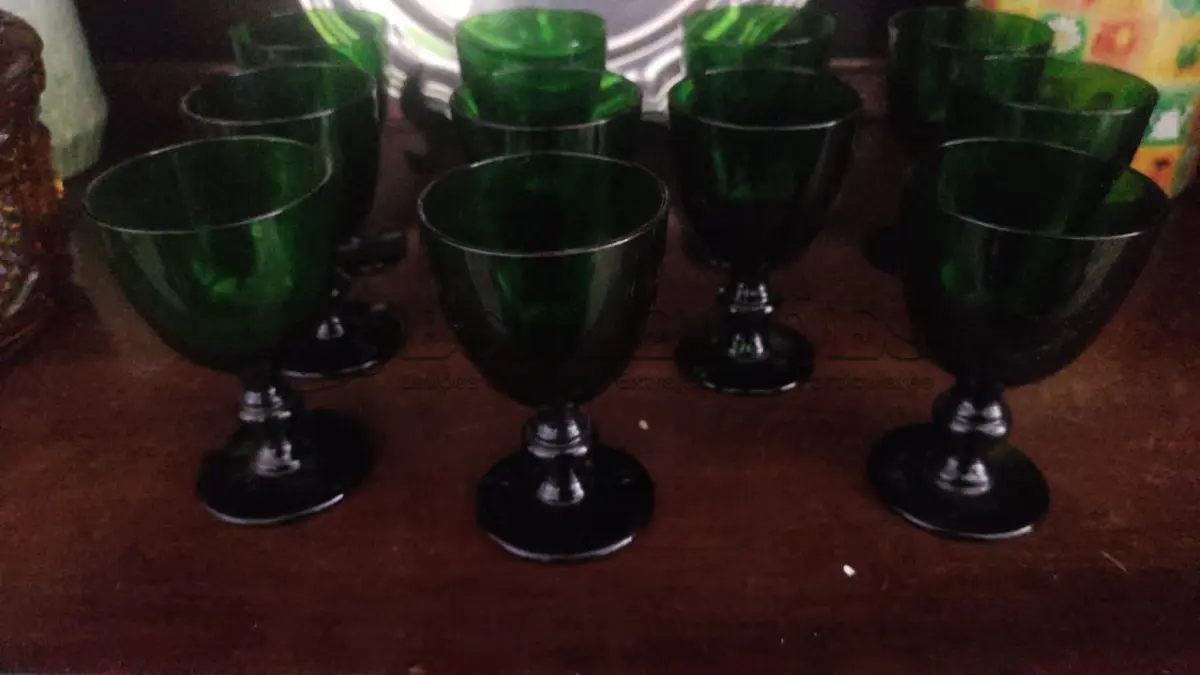 LOTE 335 - BELÍSSIMAS TAÇAS DE PÉ ALTO PARA VINHO, IMPORTADAS EXECUTADAS LOTE COM 11 TAÇAS NA TONALIDADE VERDE ESMERALDA 10 CM X 6,5 CM (NO ESTADO)