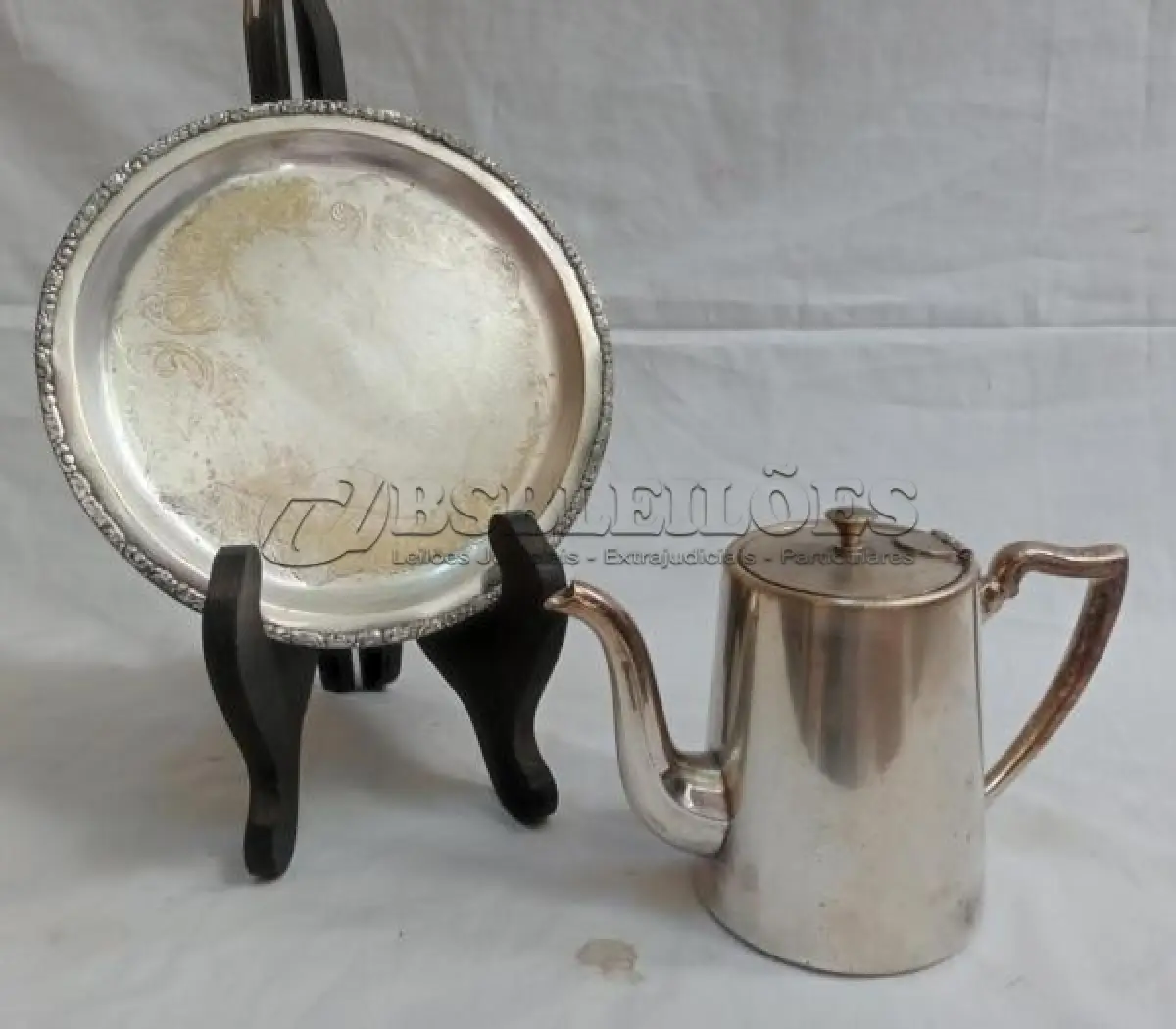 LOTE 333 - BULE  ESPESSURADO A PRATA E UMA SALVA E 1 BULE PARA CAFÉ.(NO ESTADO)