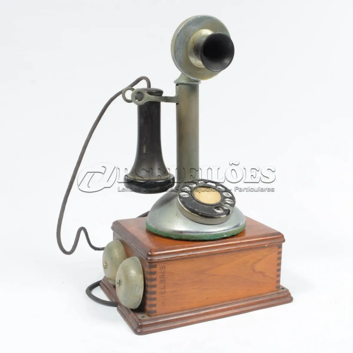 LOTE 296 - RARO  TELEFONE EM METAL E MADEIRA. ANTIGA EMPRESA TELEFÔNICA TELEBRAS.DA  ORION DE  SÃO PAULO C.T.B.ALT 28,5 CM. MEDIDA DA CAIXA, ALTURA 23 CM, COMPRIMENTO 17 CM (NO ESTADO)