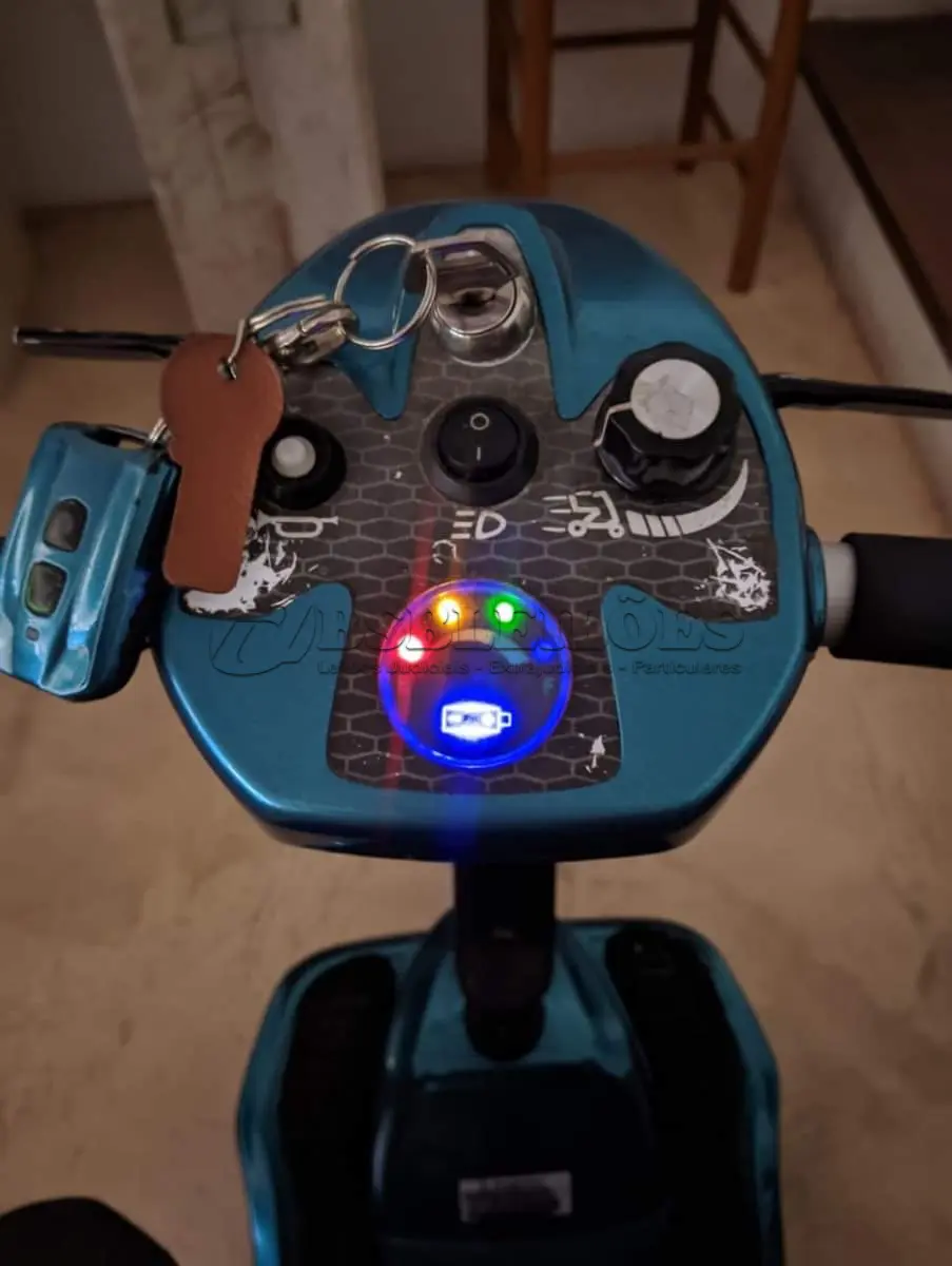 LOTE 267 - SCOOTER FUNCIONANDO PERFEITAMENTE CARGA NA BATERIA TUDO OK ÓTIMO ESTADO ENVIAMOS PARA QUALQUER LUGAR DO BRASIL, MEDIANTE PAGAMENTO DO FRETE POR CONTA DO COMPRADOR (NO ESTADO)