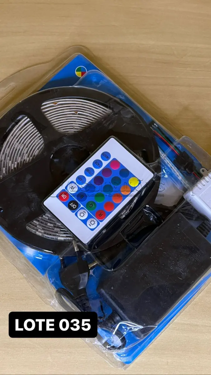 LOTE 035 - 01 FITA LED DE 5 METROS COM CONTROLE REMOTO E DIVERSAS TROCAS DE CORES NO CONTROLE(NO ESTADO)