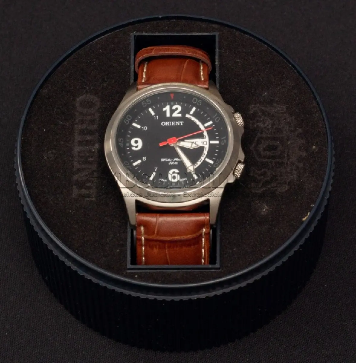 LOTE 299 - RELÓGIO ORIENT, MADE IN JAPAN, WATER RESISTENT 50MT, CAIXA EM AÇO, PULSEIRA EM COURO, FUNCIONANDO (NO ESTADO)