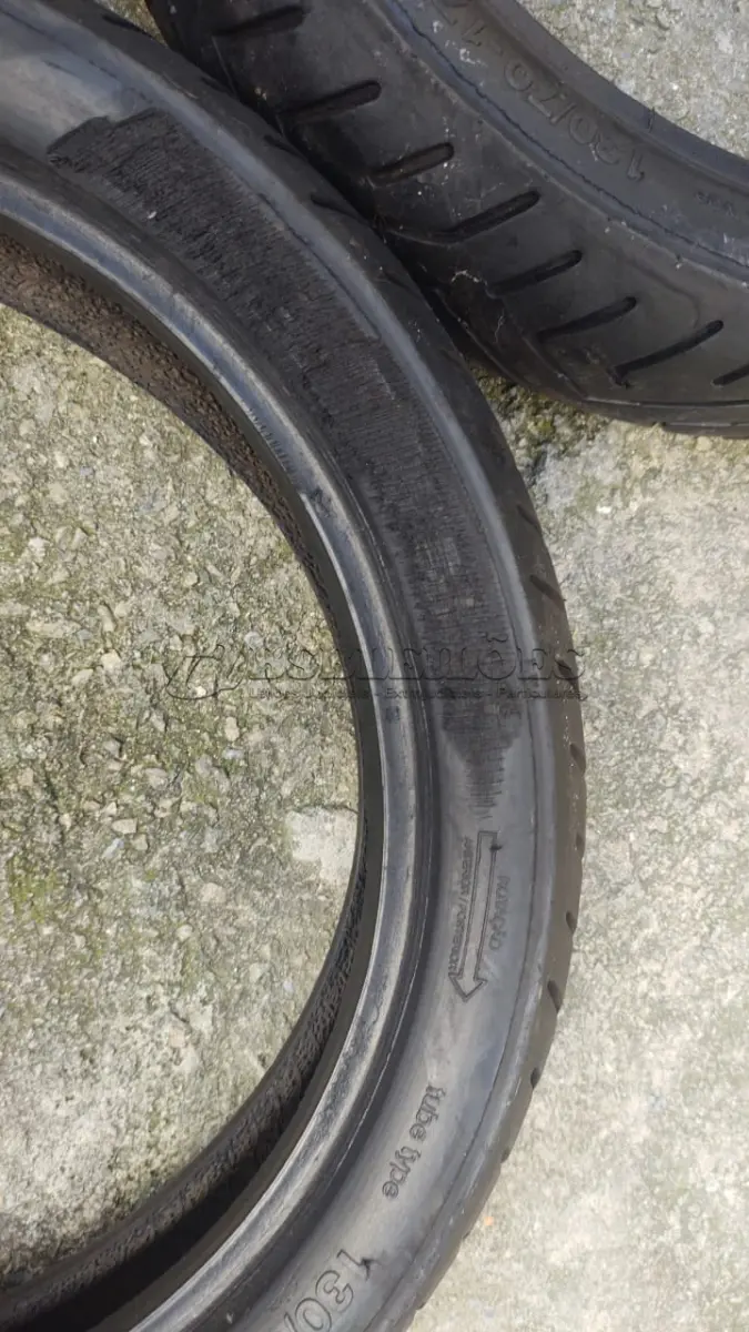 LOTE 367 - DOIS PNEUS DE  MOTO 130/70.17 MC (NO ESTADO)