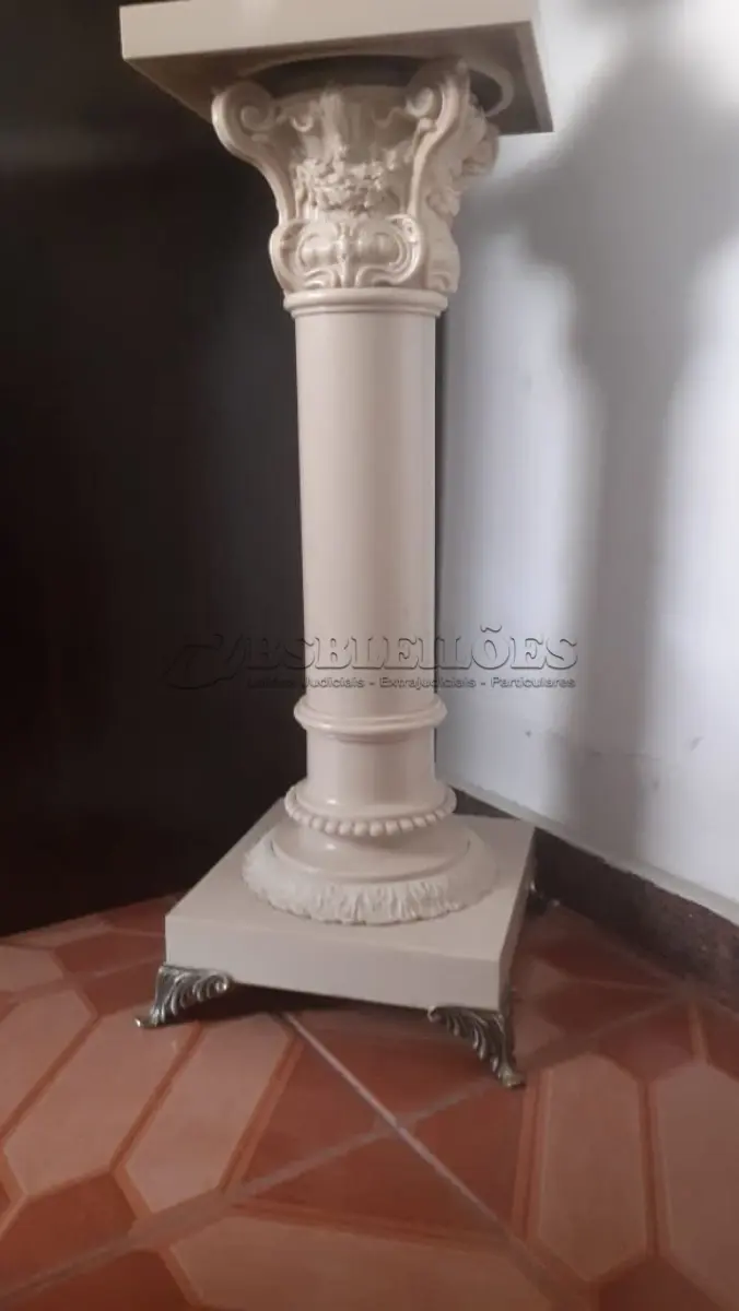 LOTE 244 - COLUNA COM AFORA  DE RESINA E BRONZE - ITALIANA - DÉC 70 - COLUNA MEDE 31 X 31 X 75 CM) ÂNFORA MEDE   24 X 24 X 50 (NO ESTADO)
