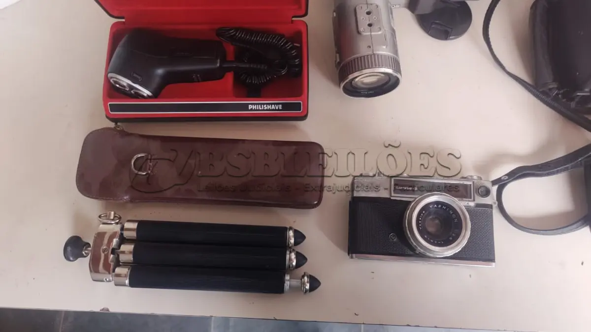 LOTE 418 - LOTE COM CÂMARAS E FILMADORA E UM TRIPÉS MÁQUINA DE BARBEAR ANTIGA  (NO ESTADO)