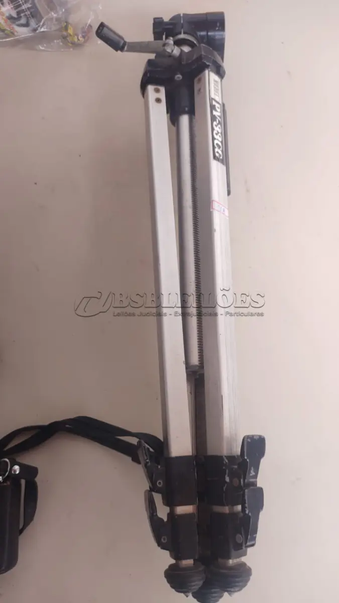 LOTE 418 - LOTE COM CÂMARAS E FILMADORA E UM TRIPÉS MÁQUINA DE BARBEAR ANTIGA  (NO ESTADO)