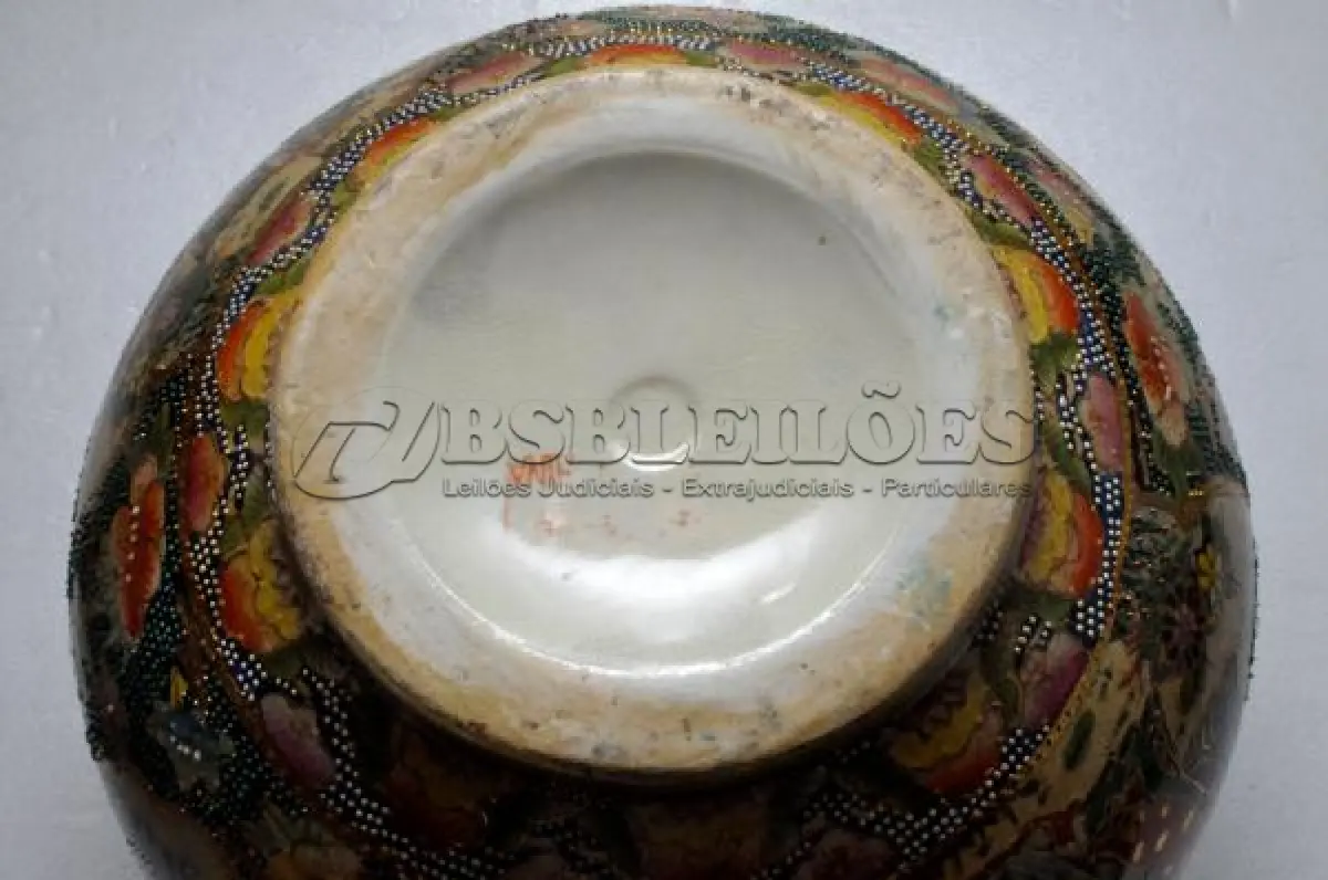 LOTE 284 - RARÍSSIMO VASO IMPORTADO EM FAIANCA CHINESA. ACOMPANHA BASE EM MADEIRA CLARA. ALT DO VASO: 17 CM. ALT DA BASE: 15,5 CM. MARCA NO FUNDO. (NO ESTADO)