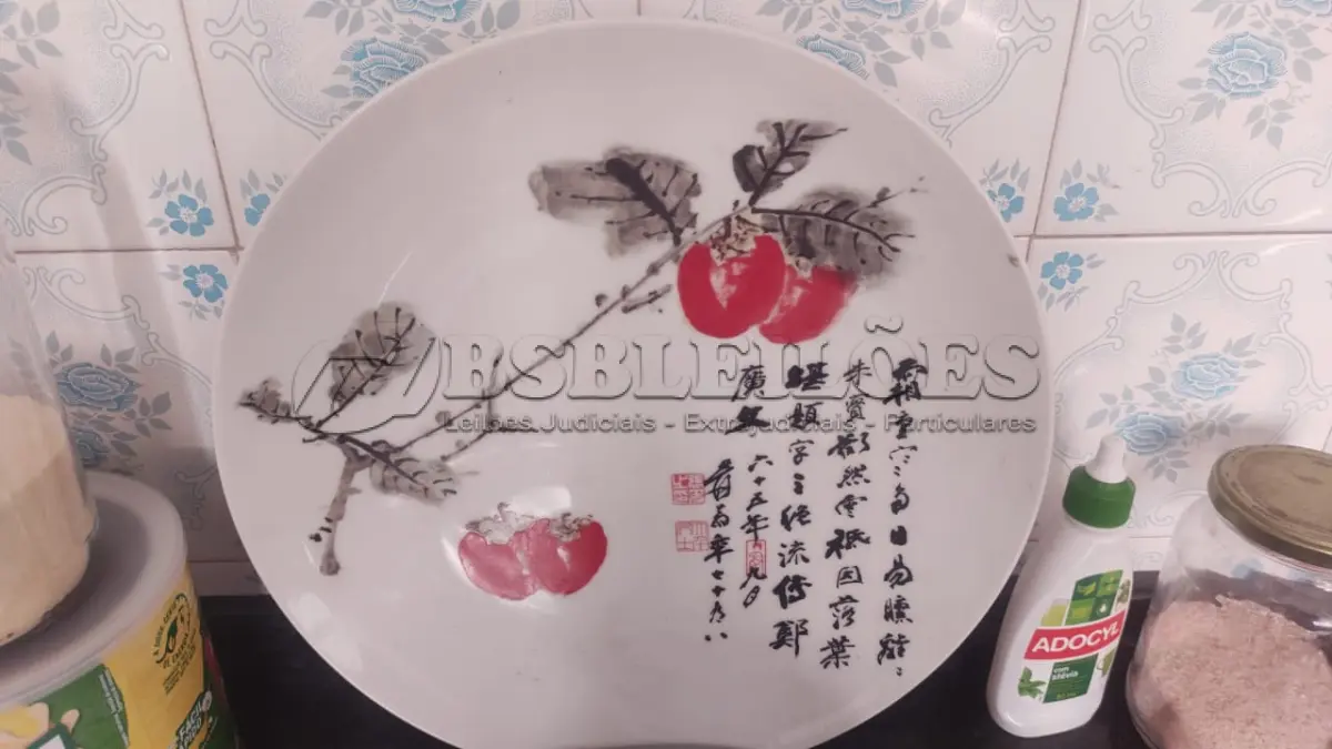 LOTE 337 - PRATO DECORATIVO IMPORTADO DO JAPAO PINTADO A MÃO, DIÂMETRO:31CM. (NO ESTADO)