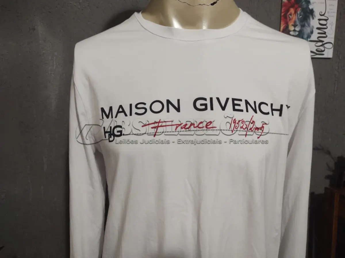 LOTE 233 - CAMISA MANGA LONGA GIVENCHY. TAMANHO MÉDIO. COMPRADA EM PARIS NA FRANÇA E NUNCA NO MERCADO VALE 5 MIL REAIS  USADA. (NO ESTADO)
