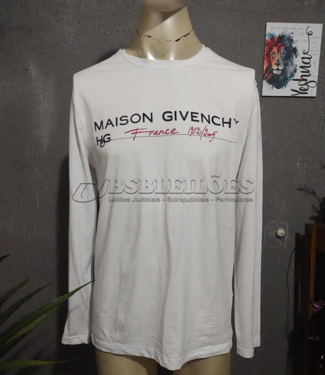 LOTE 233 - CAMISA MANGA LONGA GIVENCHY. TAMANHO MÉDIO. COMPRADA EM PARIS NA FRANÇA E NUNCA NO MERCADO VALE 5 MIL REAIS  USADA. (NO ESTADO)
