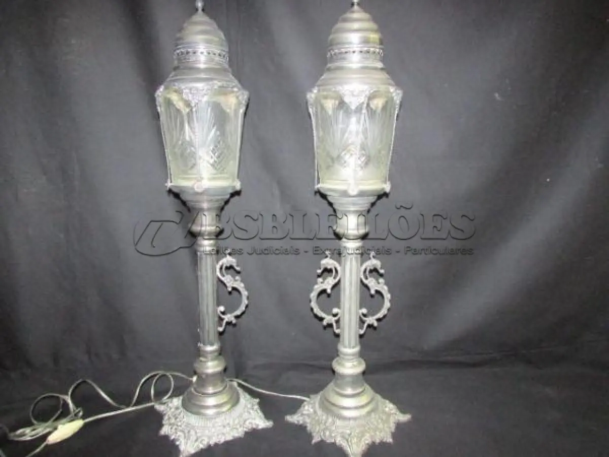 LOTE 195 - LINDAS LUMINÁRIAS ARTE DECOR EM METAL FUNCIONADO ATE O MOMENTO ESPESSURADO A PRATA CÚPULAS EM CRISTAL ALTURA 68 CM (NO ESTADO)