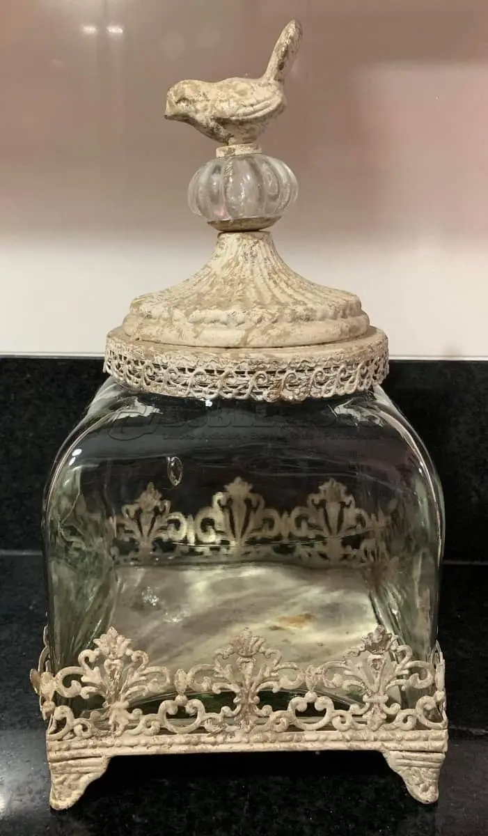 LOTE 259 - LINDA BOMBONIERE  VIDRO COM GUARNIÇÕES EM METAL E MADEIRA COM PATINA PROVENCE. 35CM DE ALTURA.(NO ESTADO)