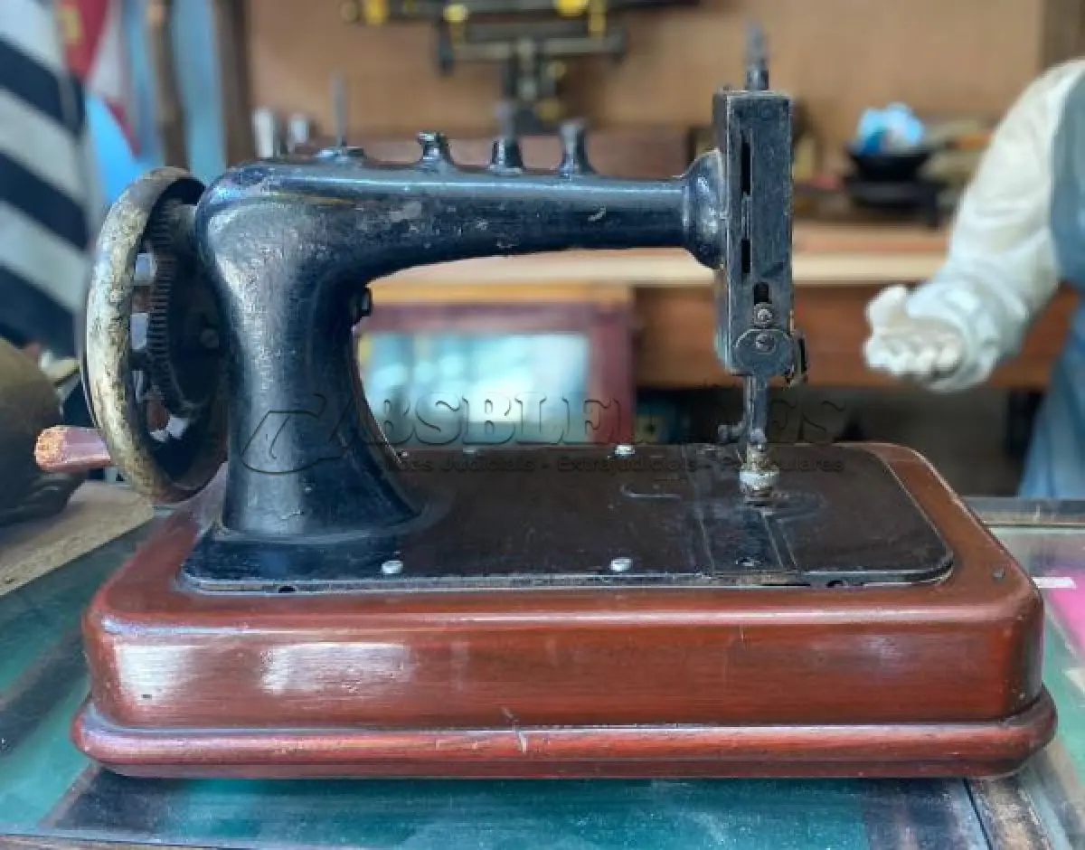 LOTE 322 - ANTIGA MÁQUINA BASE EM MADEIRA (NO ESTADO)