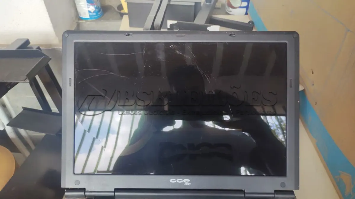 LOTE 358 - NOTEBOOK COM PROBLEMA NA TELA, COMPLETO (NO ESTADO)