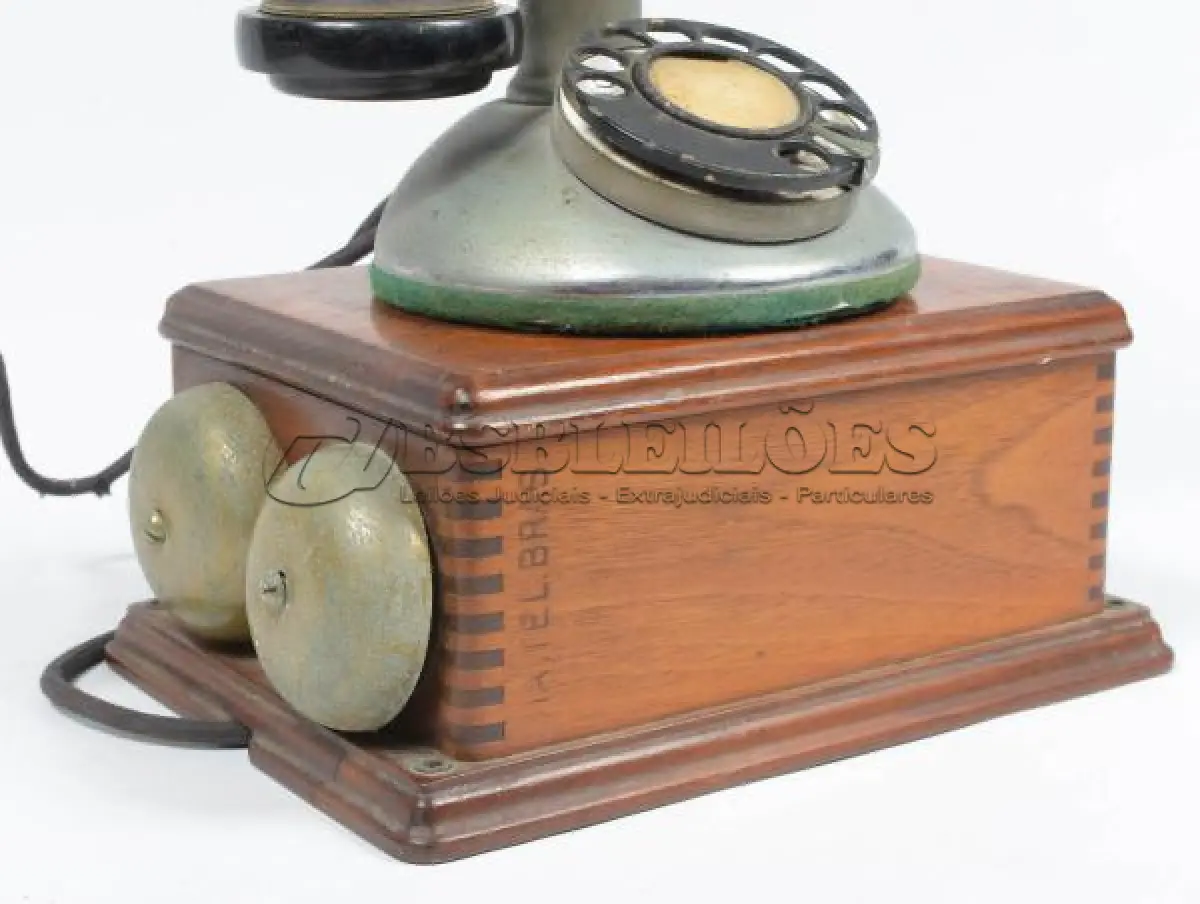 LOTE 296 - RARO  TELEFONE EM METAL E MADEIRA. ANTIGA EMPRESA TELEFÔNICA TELEBRAS.DA  ORION DE  SÃO PAULO C.T.B.ALT 28,5 CM. MEDIDA DA CAIXA, ALTURA 23 CM, COMPRIMENTO 17 CM (NO ESTADO)