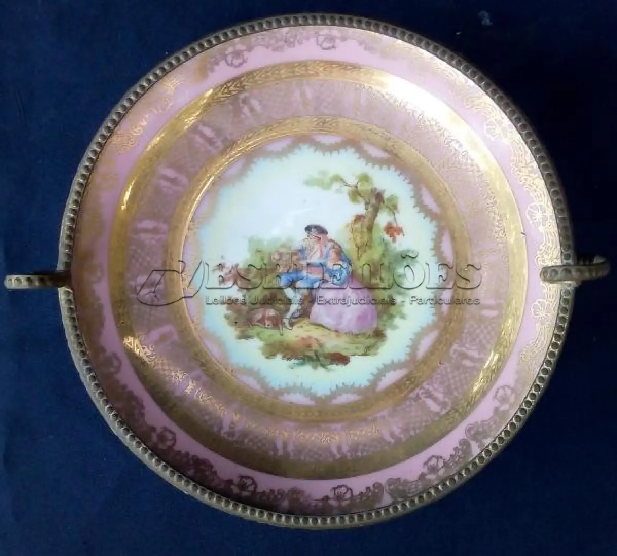 LOTE 208 - CENTRO DE MESA  DE PORCELANA BASE  EM METAL (NO ESTADO)