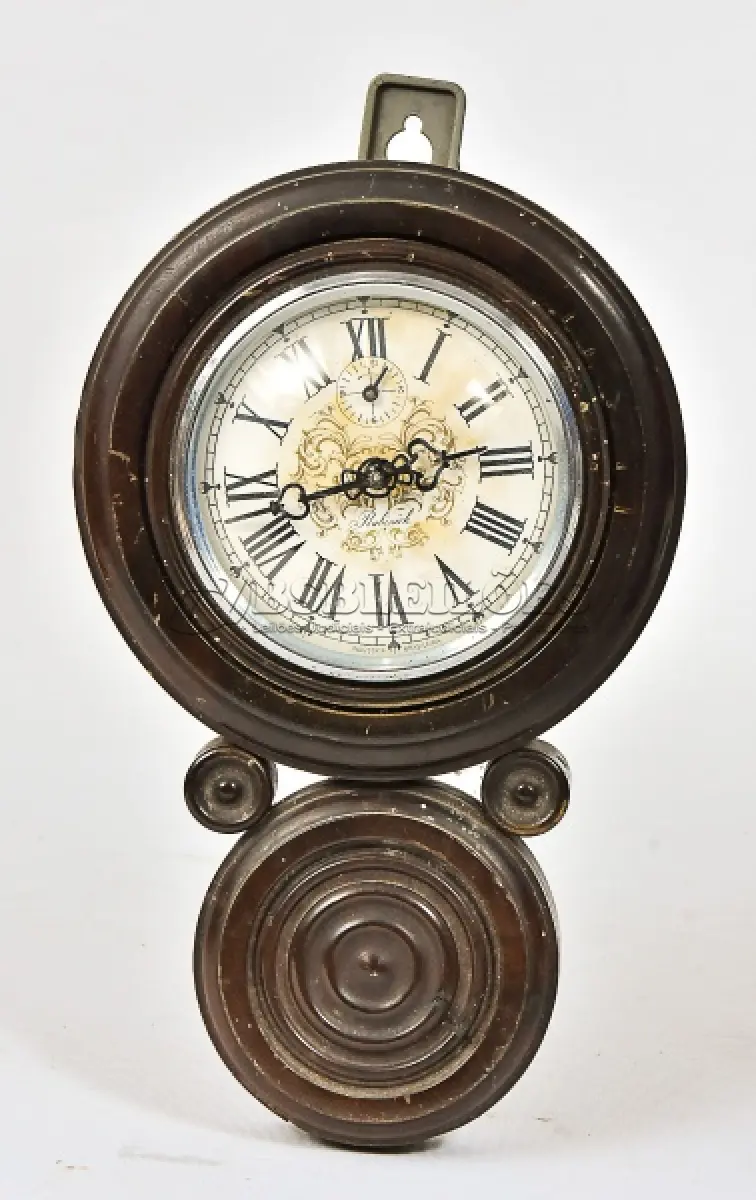 LOTE 295 - RELÓGIO DE PAREDE DITO "8", RUBINICK, EM MADEIRA, À CORDA. ALT 27 CM E LARGURA 16 CM. NÃO FUNCIONA MUITOS ANOS PARADO (NO ESTADO)