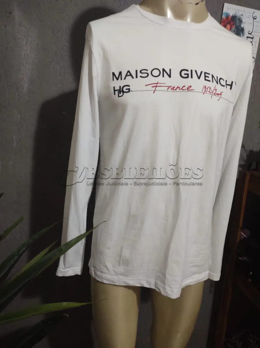 LOTE 233 - CAMISA MANGA LONGA GIVENCHY. TAMANHO MÉDIO. COMPRADA EM PARIS NA FRANÇA E NUNCA NO MERCADO VALE 5 MIL REAIS  USADA. (NO ESTADO)
