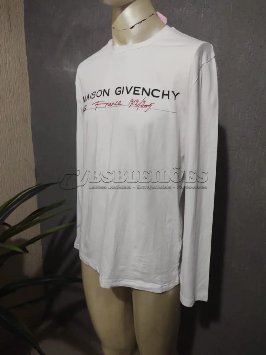 LOTE 233 - CAMISA MANGA LONGA GIVENCHY. TAMANHO MÉDIO. COMPRADA EM PARIS NA FRANÇA E NUNCA NO MERCADO VALE 5 MIL REAIS  USADA. (NO ESTADO)
