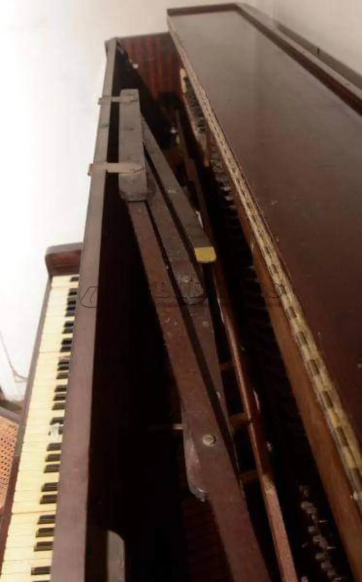 LOTE 228 - PIANO ANTIGO 145 X 60 X 136 CM. SEM A BANQUETA, PIANO EM ÓTIMO ESTADO DE CONSERVAÇÃO, (NO ESTADO)