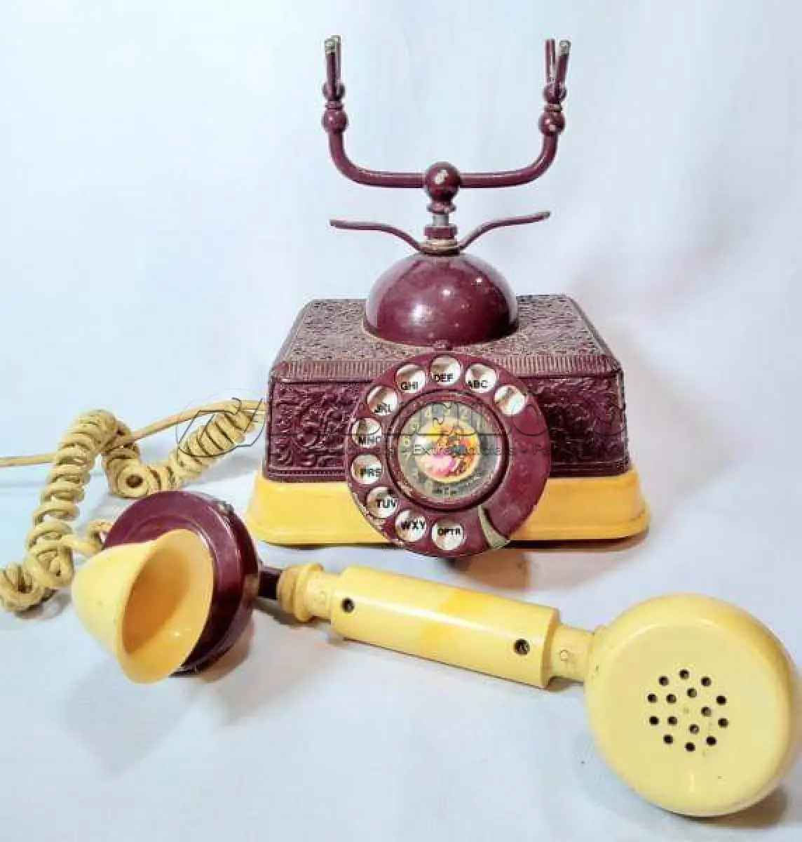 LOTE 340 - ANTIGO TELEFONE DE MESA ITALIANO, DÉCADA DE 30,  EM METAL ESMALTADO, COM GUARNIÇÕES EM RESINA,  24X28 CM. (NO ESTADO)