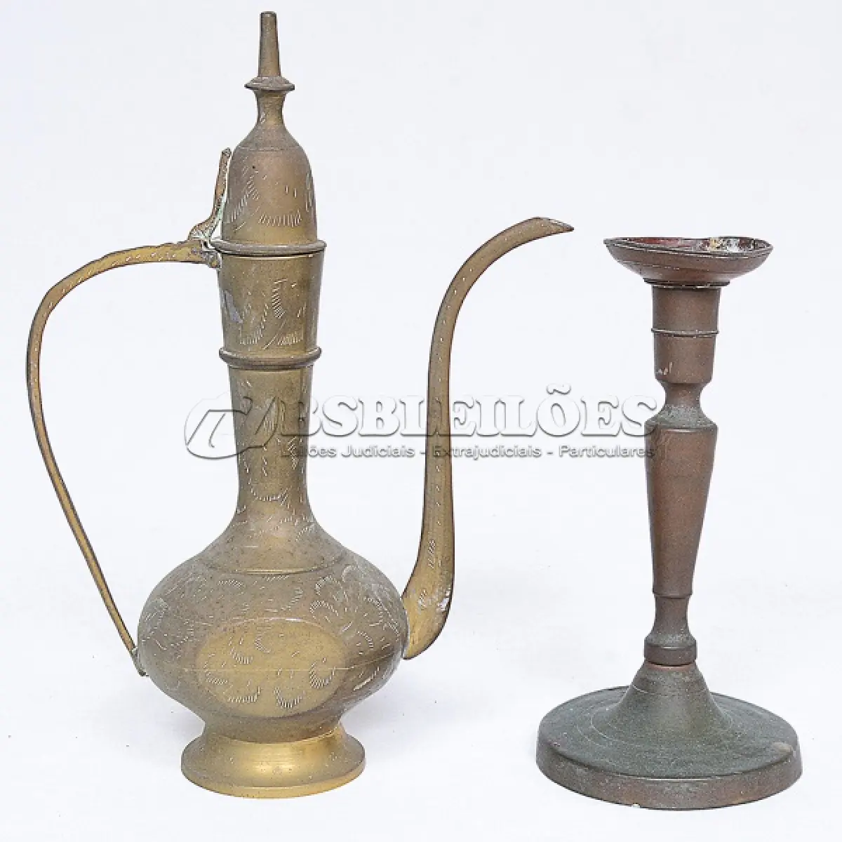 LOTE 292 - 1 BULE IMPORTADO MARROCOS COM 26CM ALTURA; 1 CASTIÇAL, FUSTE DE 18CM ALTURA.(NO ESTADO)