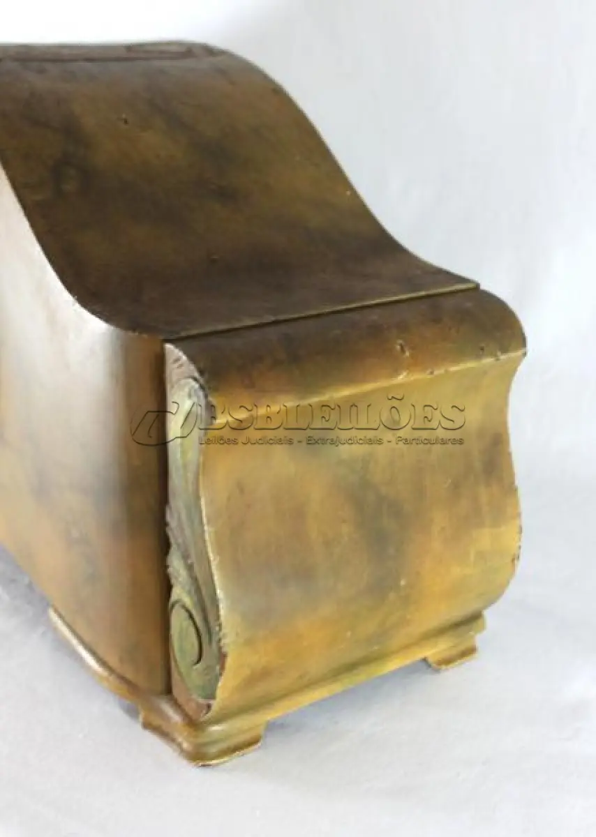 LOTE 282 - ANTIGO RELÓGIO DE MESA EM MADEIRA DE DUAS CORDAS , PRECISA DE REPAROS. 23 CM X 49 CM (NO ESTADO)